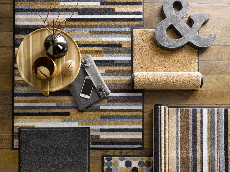 Fußmatte mit Streifen in Naturfarben auf dem Fußboden