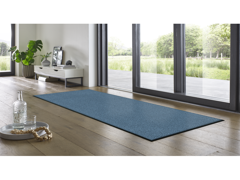 Fußmatte in Blau im Eingangsbereich