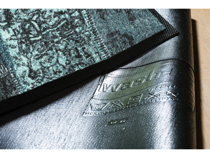 Rückenansicht der Fußmatte mit türkisen Farbflächen