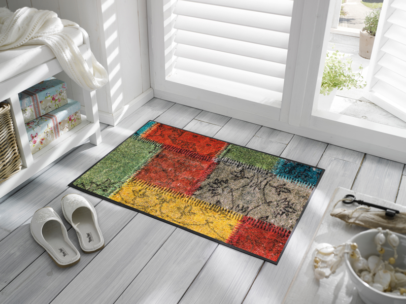 Fußmatte mit bunten Farbflächen im Eingangsbereich